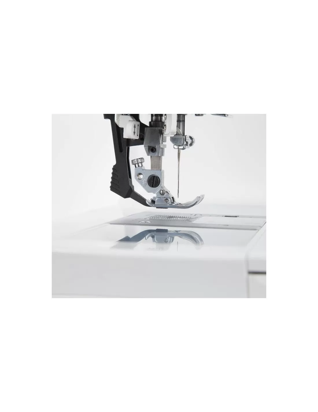 SINGER FEATHERWEIGHT C240 SEWING MACHINE